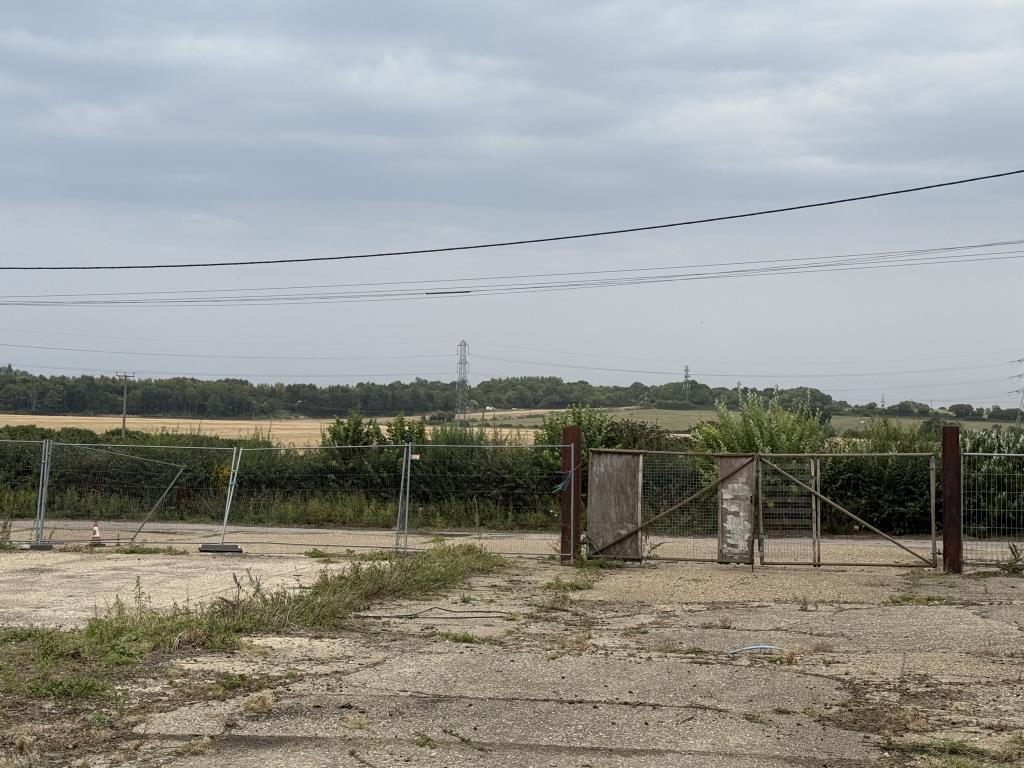 Lot: 42 - OUTSTANDING RURAL OPPORTUNITY! PLANNING FOR DEVELOPMENT OF A SUBSTANTIAL RESIDENCE - View from rear of development site to front with view across farmland